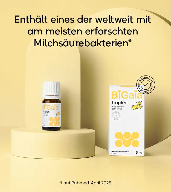 Produktverpackung und Fläschchen von BiGaia Tropfen (5 ml) auf gelbem Hintergrund. Text: Enthält eines der weltweit mit am meisten erforschten Milchsäurebakterien.