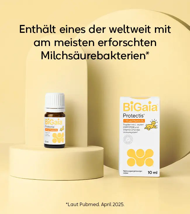BiGaia Protectis Flasche und Packung auf gelben Podesten mit dem Text: Enthält eines der weltweit am meisten erforschten Milchsäurebakterien.
