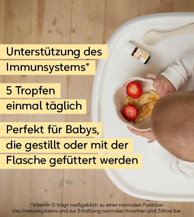 Draufsicht auf ein Baby am Esstisch mit dem Text: Unterstützung des Immunsystems, 5 Tropfen einmal täglich, perfekt für Babys, die gestillt oder mit der Flasche gefüttert werden.