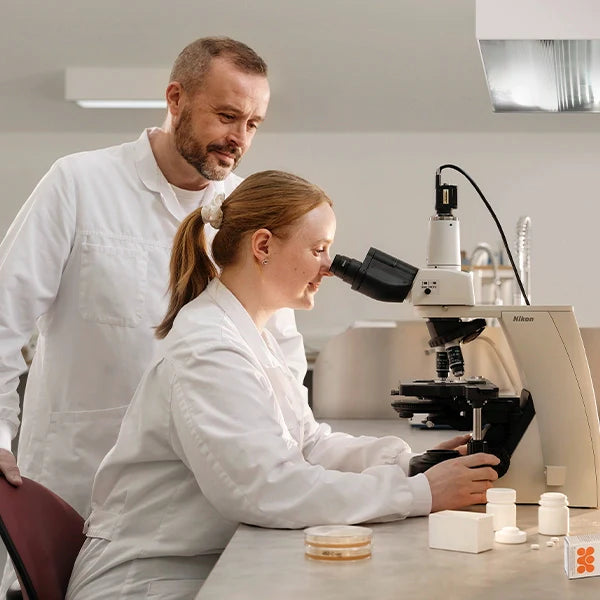 Wissenschaftler im Labor am Mikroskop.