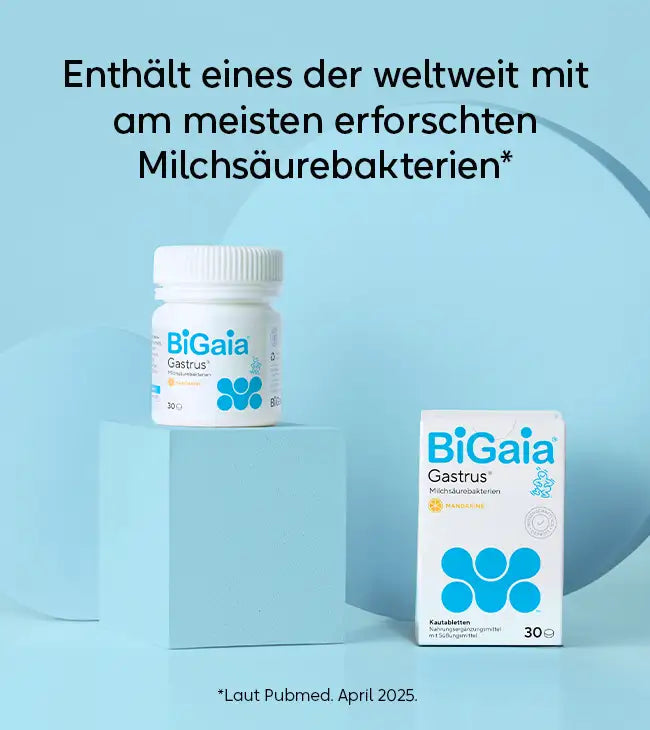 BiGaia Gastrus Packung und Dose auf blauem Hintergrund. Der Text hebt hervor, dass es eines der weltweit am meisten erforschten Milchsäurebakterien enthält (laut Pubmed April 2025).