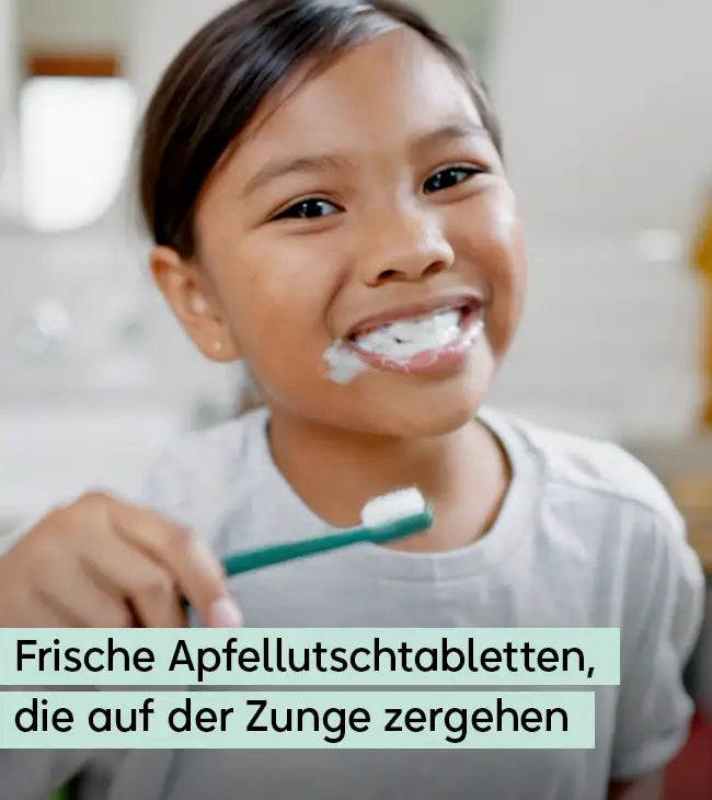 Ein Kind beim Zähneputzen mit dem Text: Frische Apfellutschtabletten, die auf der Zunge zergehen.