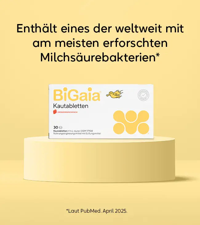 BiGaia Packung auf einem Podest mit dem Text: Enthält eines der weltweit am meisten erforschten Milchsäurebakterien (Stand PubMed April 2025).